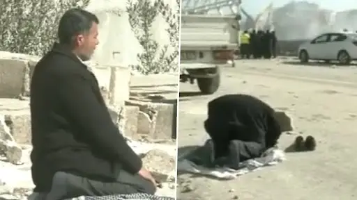 Turkey: ভূমিকম্পে বিপর্যস্ত তুরস্কের রাস্তায় নামাজ পড়ছেন ব্যক্তি, ভিডিয়োটি দেখে চোখে জল আসবে আপনারও