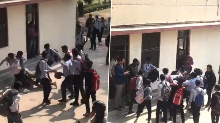 Students Clash In Agra: কলেজের মধ্যে পড়ুয়াদের মারামারি চুপচাপ দেখছেন আধিকারিকরা, দেখুন সেই ভিডিয়ো