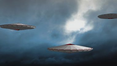 Aliens or UFOs? রাতের আকাশে ছুটে যাওয়া আলোর রেখাটা কি উইএফও, আসলে ওটা কী