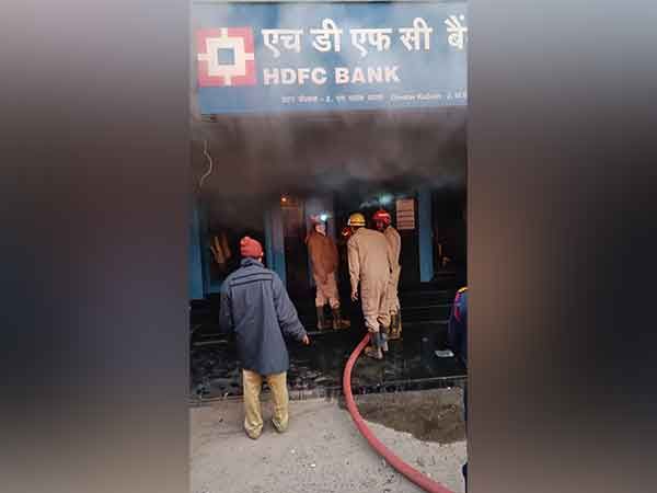 Fire breaks out at HDFC Bank in Delhi: দিল্লিতে এইচডিএফসি ব্যাঙ্কে আগুন