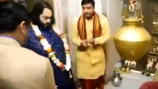 Anant Ambani at Kashi Vishwanath Temple: বাগদান সেরে কাশী বিশ্বনাথের মন্দির দর্শনে আম্বানি পুত্র অনন্ত