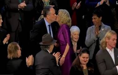 Jill Biden Kisses Kamala Harris' Husband: প্রকাশ্যে কমলা হ্যারিসের স্বামীর ঠোঁটে ঠোঁট ডোবালেন যুক্তরাষ্ট্রের ফার্স্ট লেডি জিল বিডেন, ভাইরাল হল ভিডিয়ো 