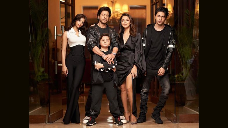 Shah Rukh Khan with Family: সপরিবারে হাজির বাদশা, খান পরিবারের ছবিতে মুগ্ধ ভক্তকুল