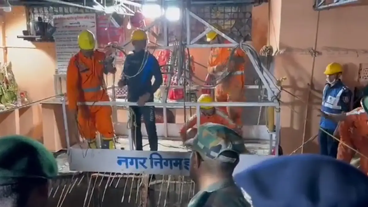 Stepwell collapse: ইন্দোরে মন্দিরে দুর্ঘটনায় মৃতের সংখ্যা বেড়ে ৩৫