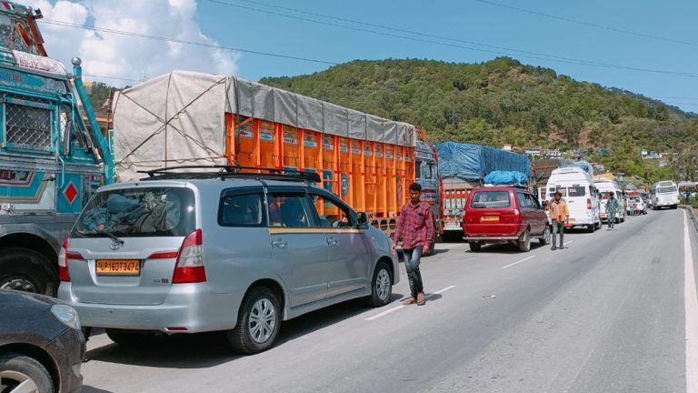 J&K: জম্মু-কাশ্মীরে উধমপুরে ধ্বসের জেরে বন্ধ রাস্তা, লম্বা লাইন গাড়ির