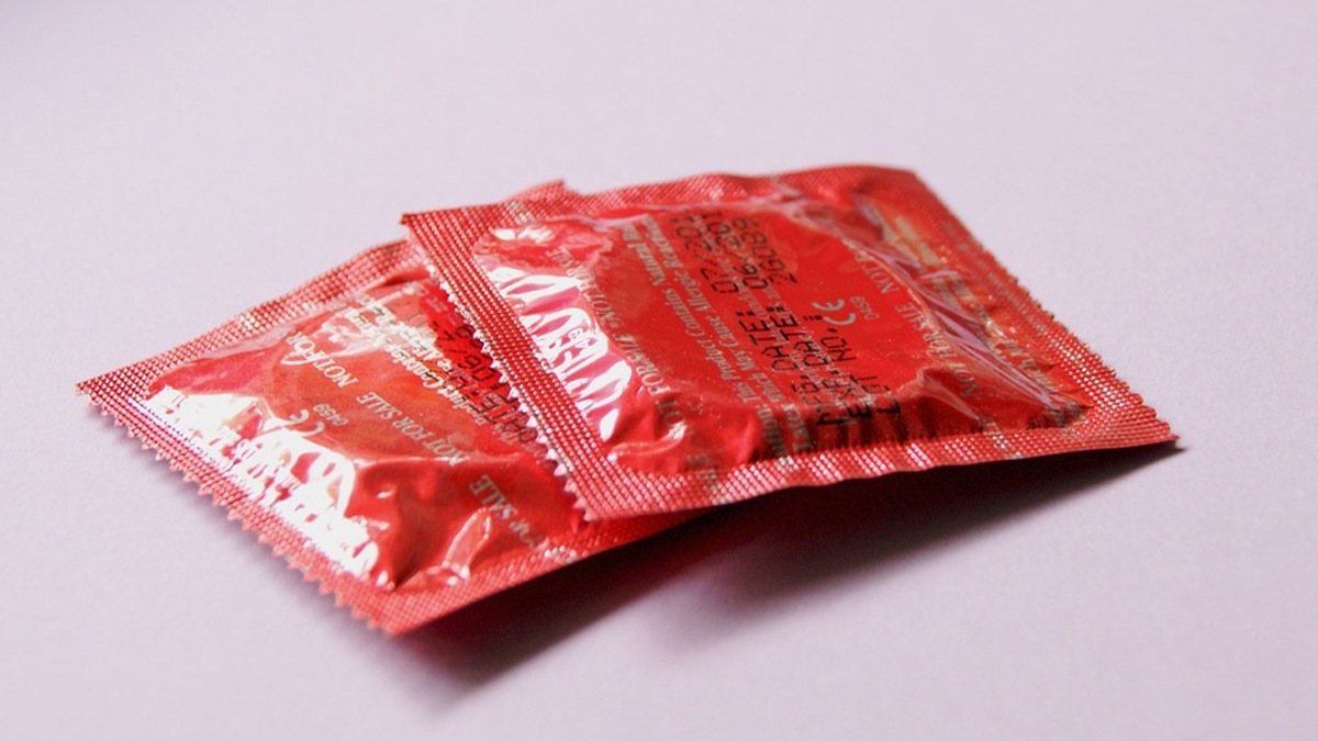 Box of Condoms in Metro: মেট্রো স্টেশনে মিলল বড় কন্ডোমের বাক্স, কীভাবে এল এত নিরোধের প্য়াকেট!