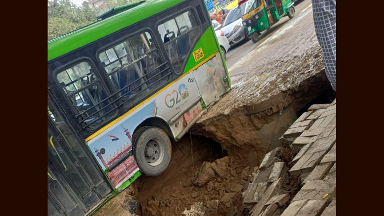 Delhi: দিল্লিতে রাস্তায় ধ্বস, ব্যহত ট্রাফিক পরিষেবা