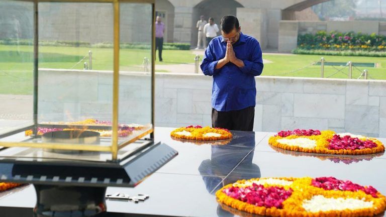 Delhi: রাজঘাটে শ্রদ্ধা নিবেদন কেজরিওয়ালের, হোলি নয়, যোগে মগ্ন থাকবেন জানালেন দিল্লির মুখ্যমন্ত্রী