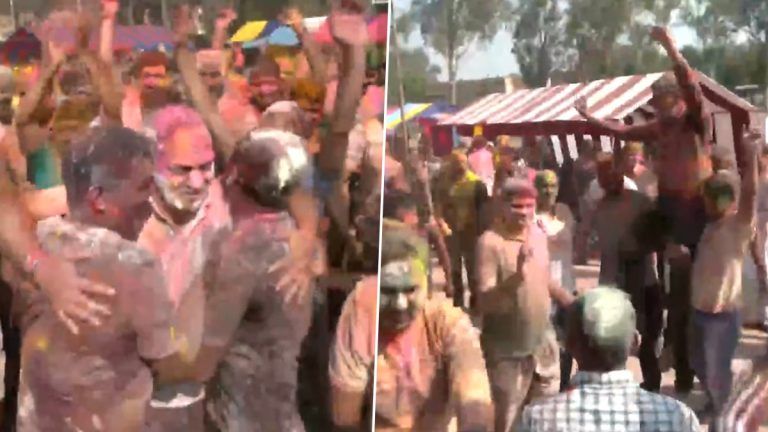 Holi 2023: সীমান্তে হোলি বিএসএফ জওয়ানদের, দেখুন