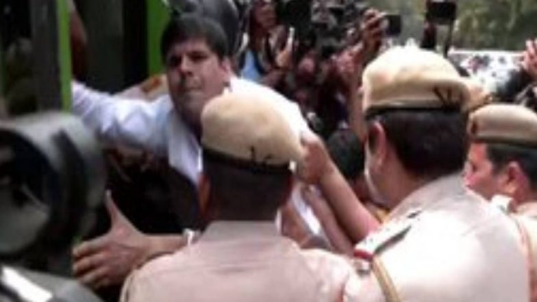 Congress: রাহুলের বাড়িতে পুলিশ, প্রতিবাদে রাস্তায় কংগ্রেস, গেহলেটর তোপে শাহ