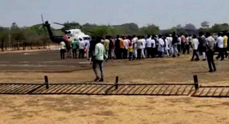 Karnataka: কেন্দ্রীয় মন্ত্রী প্রহ্লাদ যোশীর কপ্টার অবতরণের সময় ভেঙে পড়ল ব্যারিকেড, দেখুন ছবিতে