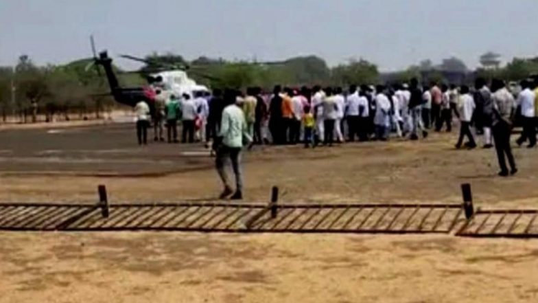 Karnataka: কেন্দ্রীয় মন্ত্রী প্রহ্লাদ যোশীর কপ্টার অবতরণের সময় ভেঙে পড়ল ব্যারিকেড, দেখুন ছবিতে