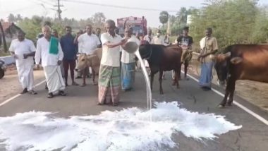 Video: কৃষকদের প্রতিবাদ, তামিলনাড়ুর রাস্তায় দুধ ঢেলে বিক্ষোভ, দেখুন
