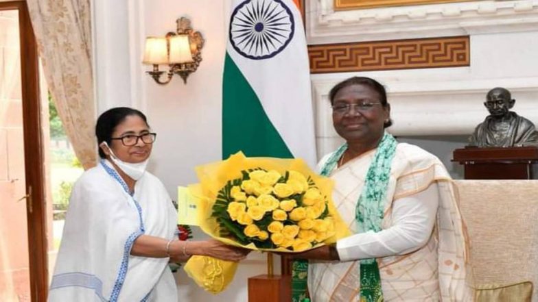 President Draupadi Murmu: মুখ্যমন্ত্রী মমতা বন্দ্যোপাধ্যায়ের আদিবাসী গানের তালে নাচে মুগ্ধ রাষ্ট্রপতি দ্রৌপদী মুর্মু, দেখুন ভিডিয়ো