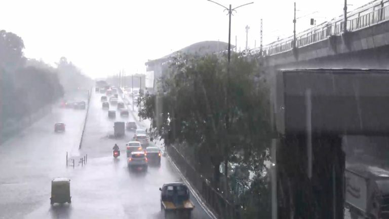 Delhi Rains: দিল্লিতে প্রবল ঝড়-বৃষ্টি, ঘুরিয়ে দেওয়া হল দশটি বিমান