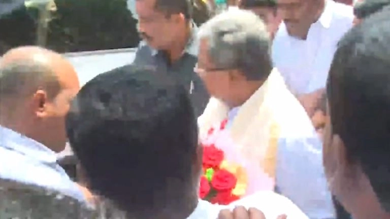 Siddaramaiah Slaps Supporter: বাড়িতে আসা সমর্থককে সজোরে চড় কর্নাটকের প্রাক্তন মুখ্যমন্ত্রী সিদ্দারামাইয়ার, দেখুন ভিডিয়ো