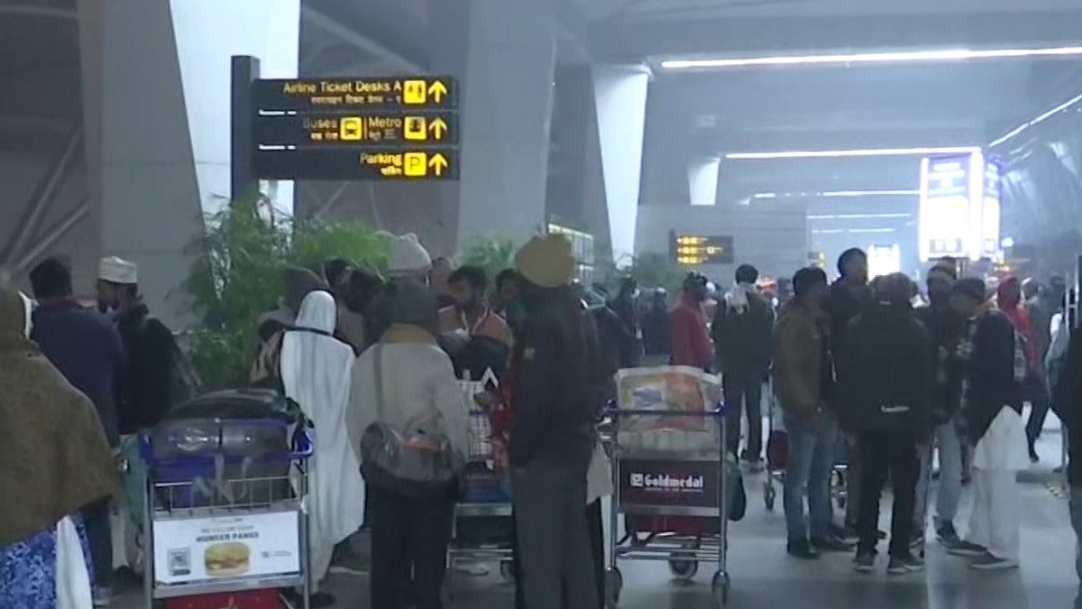 Delhi Airport: বৃষ্টিতে বিপর্যস্ত দিল্লি, জলমগ্ন গোটা শহর, বিমান পরিষেবায় বাধা হয়ে দাঁড়াল আবহাওয়া