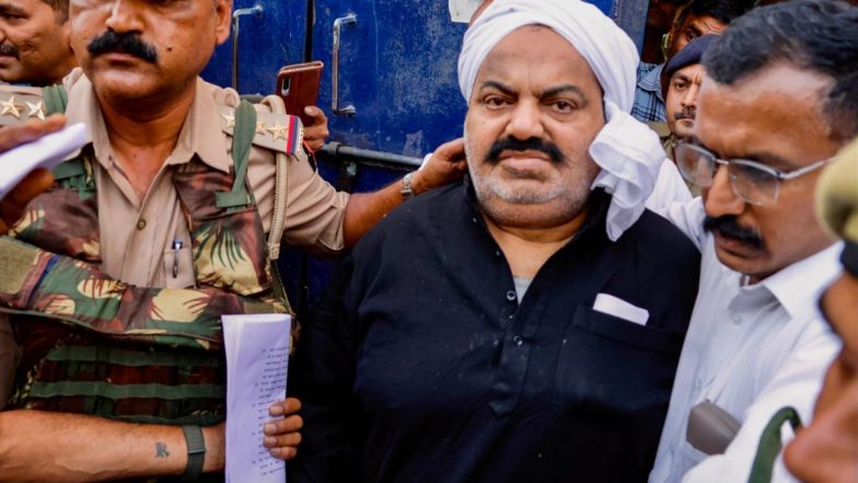 Atiq Ahmed: কড়া নিরাপত্তার ঘেরাটোপে আদালতে হাজিরার সময় আতিক আহমেদকে বোতল ছুঁড়লেন ব্যক্তি, দেখুন ভিডিয়ো