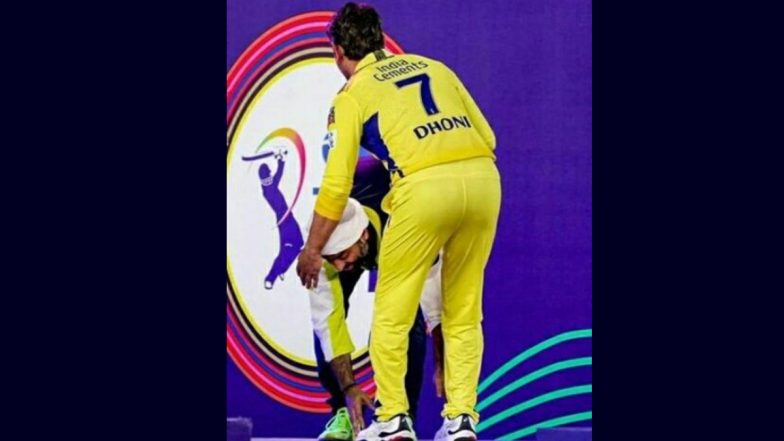 Arijit Singh Touches MS Dhoni's Feet: ধোনির পা ছুঁয়ে প্রণাম অরিজিতের, IPL-এর মঞ্চে আবেগে ভাসলেন ক্রিকেটর-গায়ক