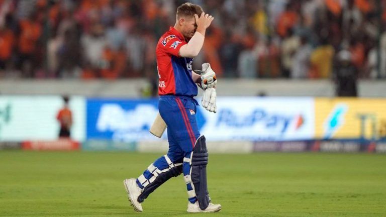 David Warner Fined: স্লো ওভার রেটে দিল্লি ক্যাপিটালসের অধিনায়ক ওয়ার্নারের ১২ লক্ষ টাকা জরিমানা