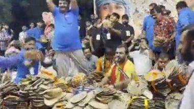 Gujarat Video: টিকিটের পরিবর্তে গবাধি পশুদের জন্যে রুটি, গুজরাটের ভজন অনুষ্ঠানে দৃষ্টান্ত