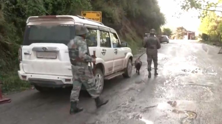 J&K: অনন্তনাগ পুলিশের হাতে লস্কর-ই-তইবা জঙ্গি সংগঠনের দুই সহযোগী, পাওয়া গেল গ্রেনেড, একে৪৭