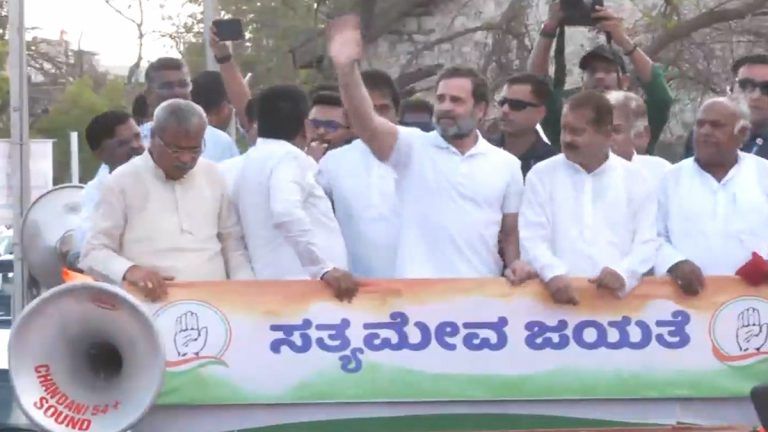 Rahul Gandhi's Roadshow In Vijayapura: কর্নাটকে রাহুল গান্ধীর রোডশোতে জনজোয়ার, দেখুন ভিডিয়ো