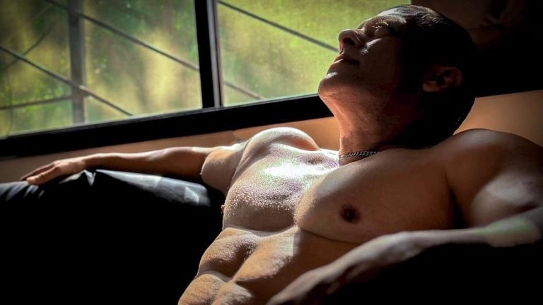 Salman Khan: শার্টলেস সলমন খান, অভিনেতার ইনস্টা হ্যান্ডেল ভরল মন্তব্যে