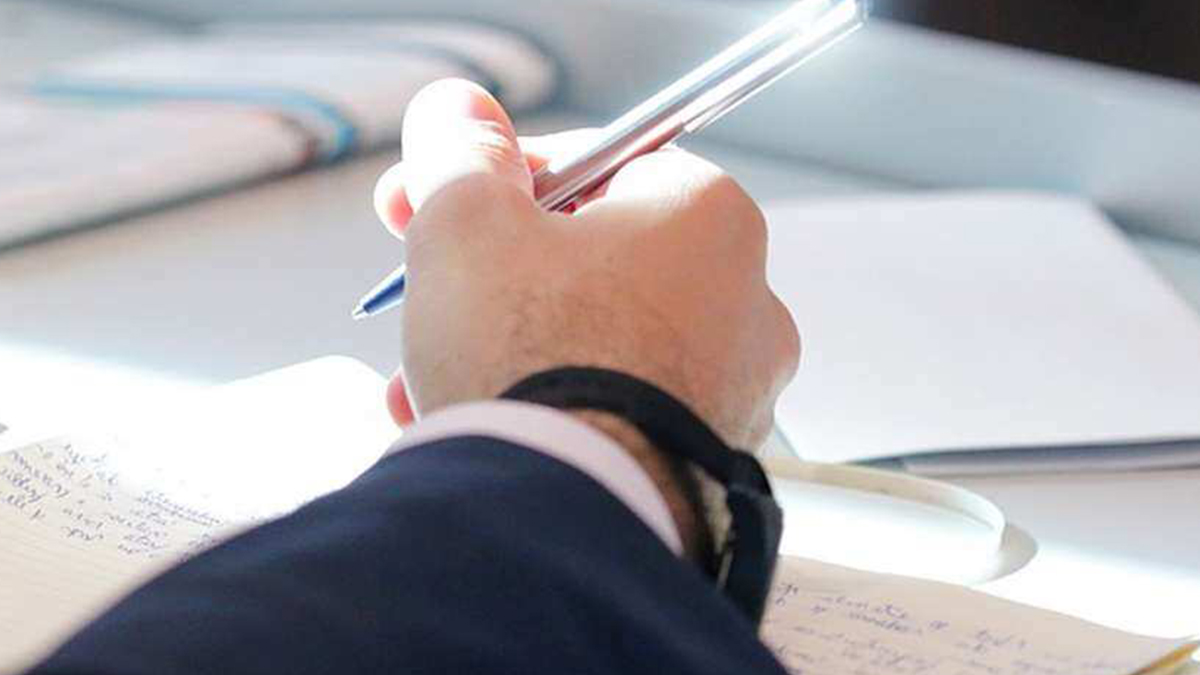 Peon Checked University Exam Copies: অধ্যাপক অসুস্থ, ৫ হাজার টাকার বিনিময়ে বিশ্ববিদ্যালয়ের পরীক্ষার খাতা দেখছেন পিওন, দেখুন ভিডিয়ো