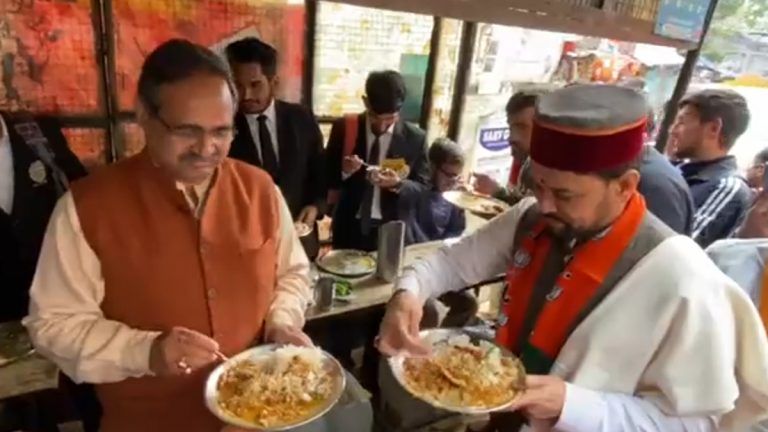 Video: রাস্তার ধাবায় ছাত্রদের সঙ্গে মধ্যাহ্নভোজনে কেন্দ্রীয় মন্ত্রী অনুরাগ সিং ঠাকুর (দেখুন ভিডিও)