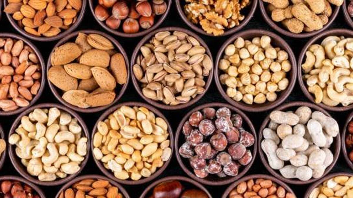Raw and Roasted Nuts : কাঁচা নাকি ভাজা কোন বাদামটি আপনি বেঁছে নেবেন এবং কেন? জেনে নিন Raw and Roasted Nuts : কাঁচা নাকি ভাজা কোন বাদামটি আপনি বেঁছে নেবেন এবং কেন? জেনে নিন