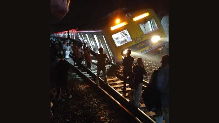 West Bengal: শক্তিগড়ে লাইনচ্যুত লোকাল ট্রেন, ঘটনাস্থলে উদ্ধারকার্যে রেল কর্তৃপক্ষ