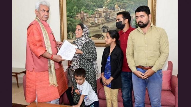 J-K:  সন্ত্রাসবাদীদের হাতে নিহত কাশ্মীরি পন্ডিতের স্ত্রীয়ের হাতে নিয়োগপত্র তুলে দিলেন জম্মু ও কাশ্মীরের লেফটেন্যান্ট গভর্নর মনোজ সিনহা  (দেখুন সেই ছবি)