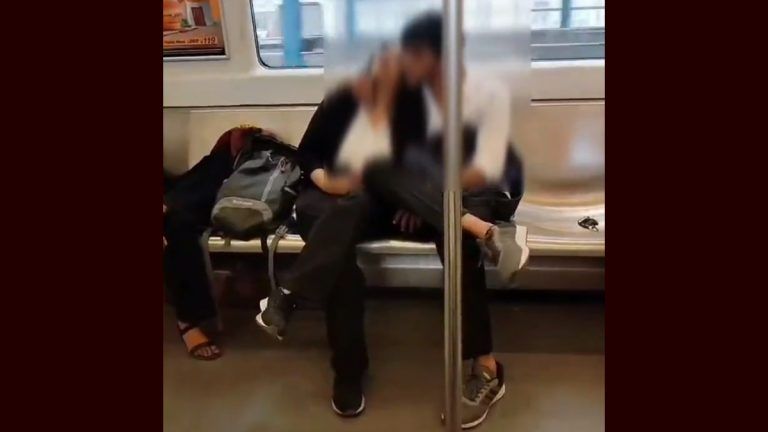 Delhi Metro Couple Video: চলন্ত ট্রেনের মধ্যে দুরন্ত চুমু যুগলের, ফের ভাইরাল দিল্লি মেট্টোর ভিডিয়ো