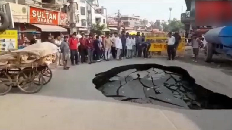 Delhi:  দিল্লির খাজুরিতে রাস্তায় নামল ধ্বস, ব্যহত যানচলাচল