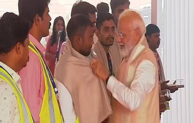 New Parliament Building: নয়া সংসদ ভবন নির্মাণে যুক্ত শ্রমিকদের উত্তরীয় পরিয়ে সম্মান প্রধানমন্ত্রীর, জানুন ভবনের খুঁটিনাটি