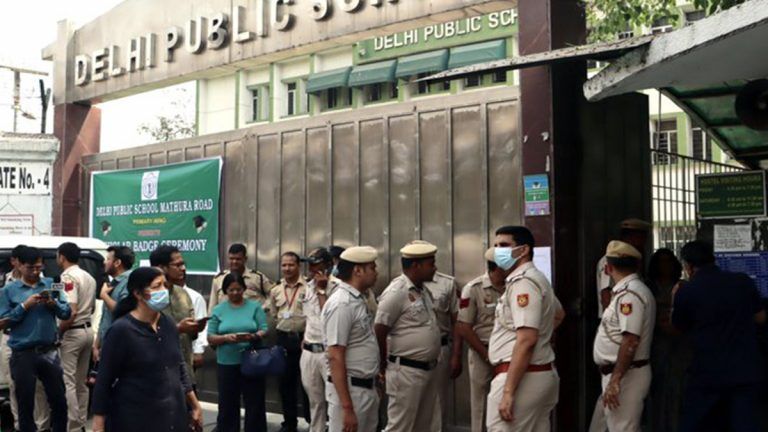 Delhi Public School: দিল্লি পাবলিক স্কুলে বোমাতঙ্কের পর্দা ফাঁস, ঘটনার পেছনে ১৬ বছরের স্কুল ছাত্র