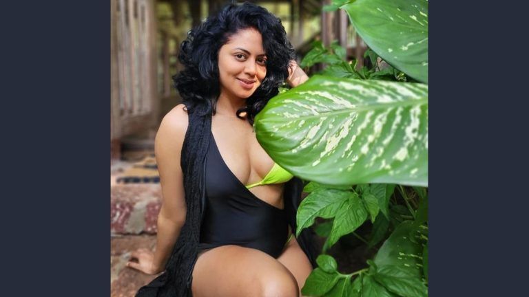 Kavita Kaushik in Bikini: ৪২-এও টানটান জৌলুস, কালো মনোকিনিতে কবিতা কৌশিককে দেখে মুগ্ধ ভক্তরা