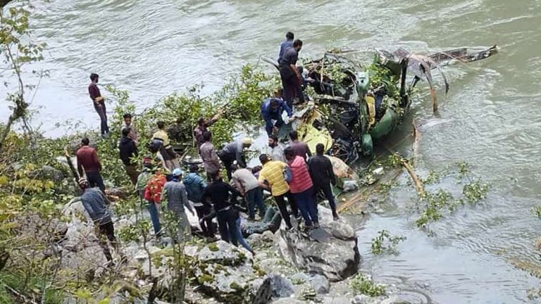 Army Helicopter Crashed: ৩ জনকে নিয়ে জম্মু কাশ্মীরে ভেঙে পড়ল সেনা হেলিকপ্টার