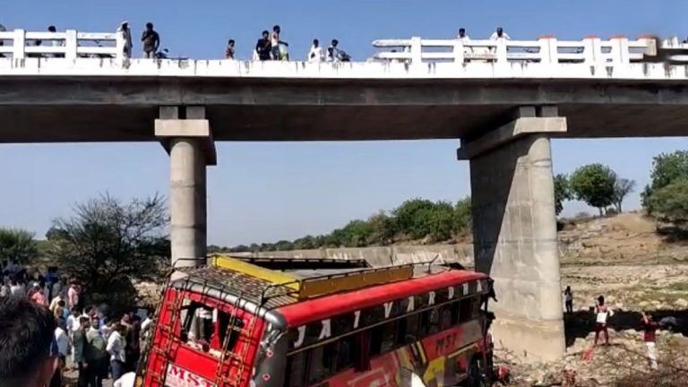 Madhya Pradesh, Khargone Bus Accident: মধ্যপ্রদেশে সেতু থেকে পড়ে গেল যাত্রীবোঝাই বাস, মৃত ১৫