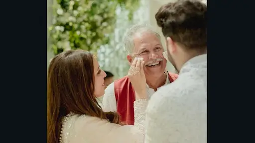 Parineeti Chopra: মেয়ের বাগদানের মুহূর্তে কাঁদলেন পরিণীতি চোপড়ার বাবা, চোখের জল মোছালেন অভিনেত্রী