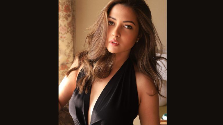 Riya Sen Hotness Alert: কালো গাউনে উষ্ণ অবতারে হাজির রিয়া সেন, দেখুন