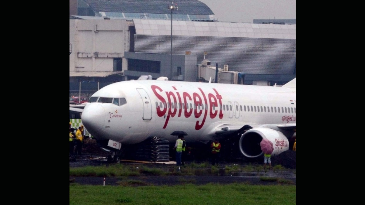 Spicejet Flight:মাঝ আকাশে ইঞ্জিনে আগুন, তড়িঘড়ি কলকাতায় নামল স্পাইসজেটের বিমান