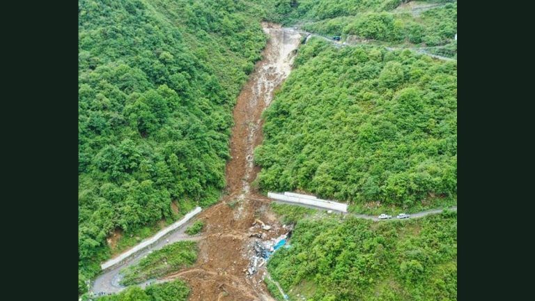 China: পাহাড় ধ্বসে চিনে মৃত্যু ১৯ জনের