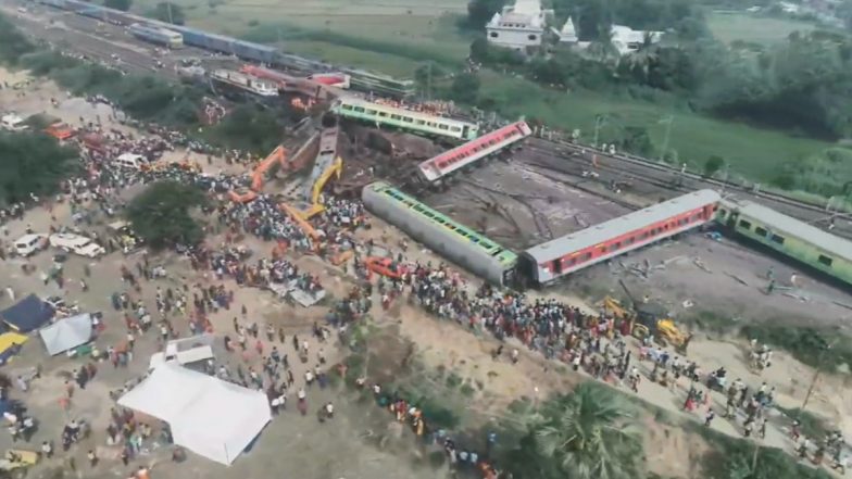 Coromandel Express Accident: রেললাইন থেকে ছিটকে এদিক ওদিক পরে ট্রেনের কামরা, করমন্ডল দুর্ঘটনায় ভয়াবহতার চিত্র দেখুন