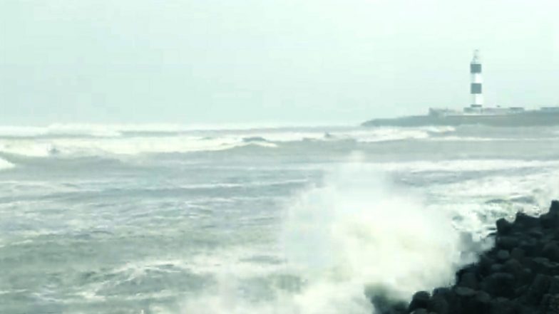Cyclone Biparjoy Updates: ঘূর্ণিঝড় বিপর্যয় তীব্র হতেই দ্বারকার তটে আছড়ে পড়ছে বড় বড় ঢেউ, এখন থেকেই হাওয়ার গতি ভয় ধরাচ্ছে জনমানসে