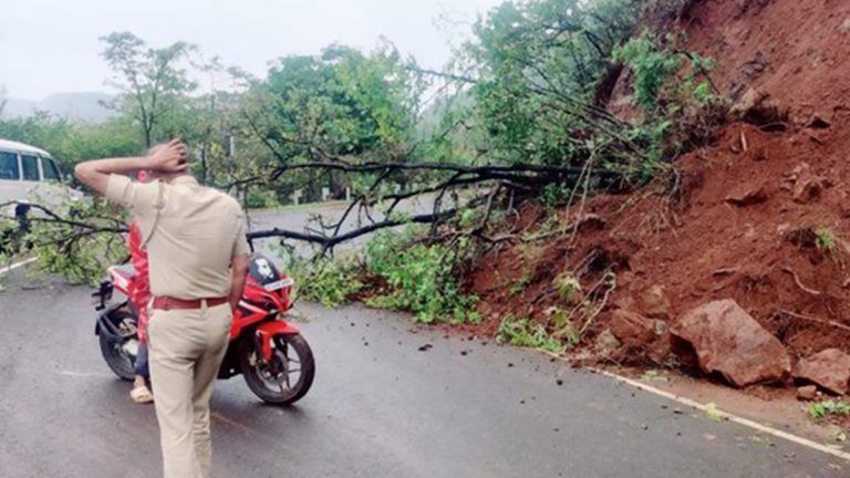 Uttarakhand: প্রবল বৃষ্টিপাতের জেরে ভূমিধ্বস উত্তরাখন্ডে, ব্যহত ট্রাফিক পরিষেবা