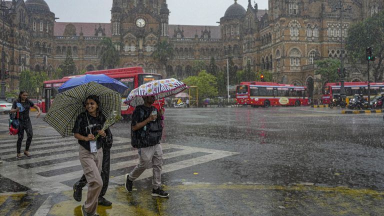 Mumbai Rains Today Video: রবিবার সকালে মুম্বইয়ে ভারী বৃষ্টিপাত, আগামী ৪৮ ঘন্টায় আরও বৃষ্টির পূর্বাভাস আবহাওয়া দপ্তরের