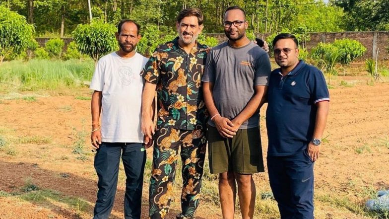MS Dhoni in Ranchi: জমকালো পোশাকে বন্ধুদের সঙ্গে মাহি, দেখুন ছবি