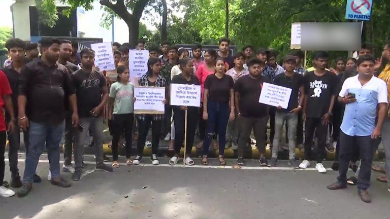 West Bengal: উত্তরবঙ্গ বিশ্ববিদ্যালয়ে ভাইস চ্যান্সেলারের সঙ্গে আলোচনায় রাজ্যপাল, বিক্ষোভ তৃণমূল ছাত্র পরিষদের